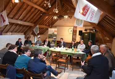 ////CETTE PHOTO AVEC SOUS-PAPIER//////
Évry-Grégy-sur-Yerre, vendredi 7 décembre. Moment d’échanges avec la profession agricole pour les députés.