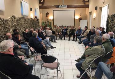 Mardi 19 février, à Chenonville. Cinquante adhérents de la Fédération départementale des chasseurs contribuent au Grand débat national. 