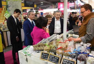 Le 27 février, à Paris. Petit arrêt au stand de spiruline de Dominique Guérin pour faire le plein de protéines pour la délégation officielle conduite par le président de la chambre d’Agriculture, Éric Thirouin (au c.).