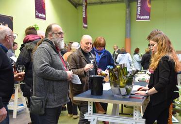 Près de 10 000 bouteilles produites par les différents lycées viticoles de France ont été vendus tout au long de ce week-end festif.
