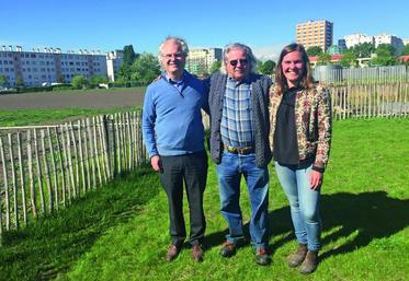 L’exploitation maraîchère de René Kersanté (au milieu) a été reprise par Xavier Laureau, propriétaire des Fermes de Gally, qui l’a rénovée et transformée en ferme ouverte. Celle-ci est gérée par Jeanne Crombez.