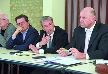 Les élus du territoire et, pour l’État, le secrétaire général de la préfecture Régis Elbez (à d.) ont rencontré les représentants du personnel de la sucrerie.
