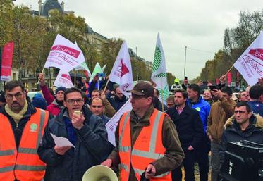 Simultanément, sur les Champs-Élysées, plus de 250 agriculteurs ont mené une seconde opération.