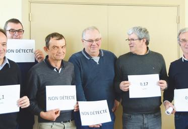 Le 12 mars, à Chartres. Les agriculteurs euréliens présentent les concentrations de glyphosate décelées dans leurs urines par chromatographie.