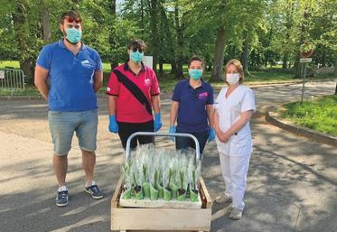 Munis de gants et de masques, les Jeunes agriculteurs sont allés à la rencontre des personnels soignants de dix-sept établissements hospitaliers franciliens.