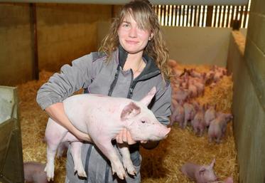 Le 14 mai, à Unverre. Les mesures de confinement n’ont pas dissuadé Audrey Lorin de rester auprès des animaux pour leur prodiguer ses soins.
