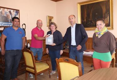 Des acteurs de l’opération ont remis au maire de Provins un bidon de solution hydroalcoolique. Ce moment d’échange se renouvellera dans l’ensemble des communes seine-et-marnaises. 
