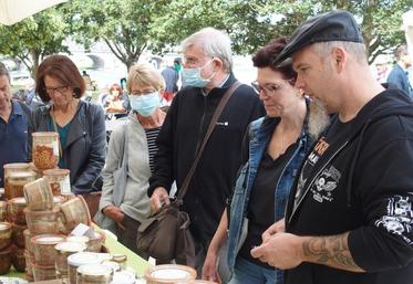 La qualité des produits locaux a attiré les visiteurs dès les premières heures de la matinée.