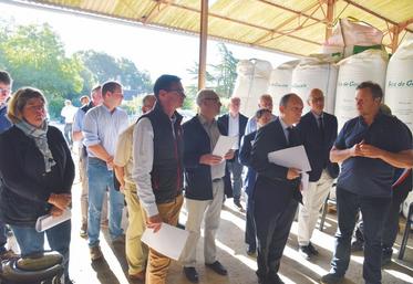 Le maire de Dormelles, le sous-préfet de Fontainebleau et le président de l’Union des maires ruraux de Seine-et-Marne ont participé aux échanges entre la profession et le préfet.