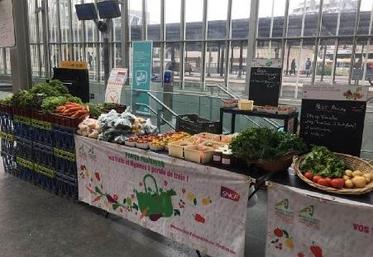 Le stand de Christelle et Christophe Coisnon en gare de Bécon-les-Bruyères (Hauts-de-Seine).