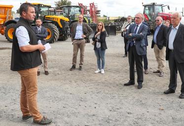 Charmentray, vendredi 3 juillet. Visite de l’entreprise Solu’agri et de son parc de matériel (© Loison).