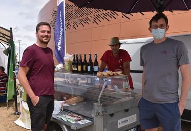 Plutôt que d’aller au McDo, Dominic et Théo s’arrêtent sur le stand de Christophe Robin, céréalier et éleveur, pour déguster ses rillettes de poulet.