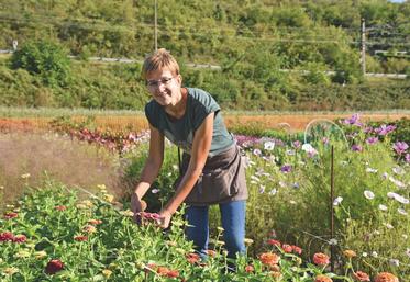La Grande-Paroisse, lundi 31 août. Isabelle Chanclud travaille dans sa ­parcelle florale.