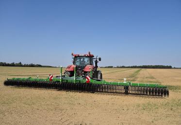 Maisoncelles-en-Brie, jeudi 17 septembre. Passage d’une houe rotative CFS dans une parcelle de colza.