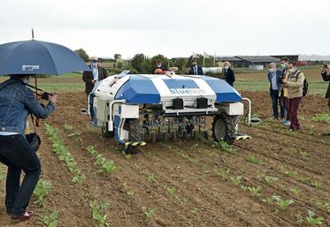Le BlueBob intègre un robot de phénotypage autonome, le PhenoFieldBot. Le prototype a fait l\'objet d\'une démonstration le 23 septembre dernier. La commercialisation du robot est prévue pour 2023.