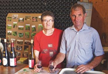Daniel Tévenot et son épouse Brigitte, dans le magasin du domaine.
