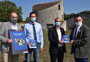 Président et vice-président d\'Interbev Île-de-France ont remis officiellement au premier édile d\'Échouboulains et au président de la FDSEA 77, l\'Atlas de l\'élevage herbivore francilien qui vient de paraître.