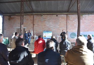 Une trentaine d\'agriculteurs étaient réunis autour de la Christiane Lambert, chez Olivier ­Sainte-Beuve.