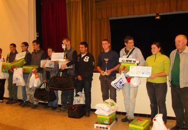 Maryvonne Chevallier, Présidente de l’échelon local Gâtinais-Forêt et Norbert Roblin, Administratreur MSA ont remis les lots aux équipes participantes