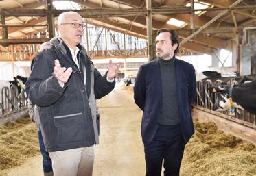Le député Grégory Besson-Moreau (à gauche) en visite à la Ferme de Bissy au côté de l'exploitant Nicolas Trébouta.