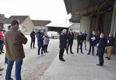 Élus du sud 77 échangent chez Benoit Timbert le 25 mars 2021.