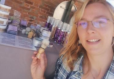 Alexandra Laurent-Claus présente sa gamme de produits cosmétiques au lait d'ânesse, présentée dans sa ferme.