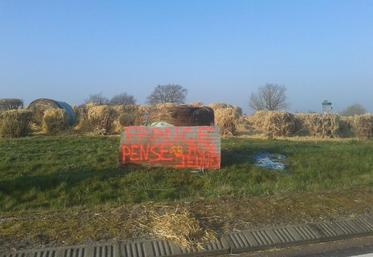 Dimanche dernier, les Jeunes Agriculteurs de Briare ont déversé de la paille en guise de protestation contre l’opacité des modalités d’application de la nouvelle PAC entrée en vigueur le 1er janvier.
