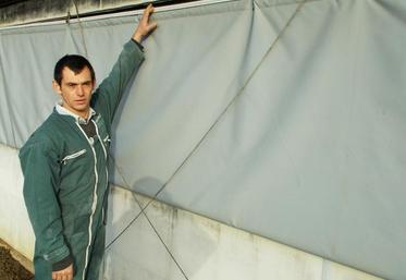 Romuald Luche montre le joint qu’il a installé en 2012.