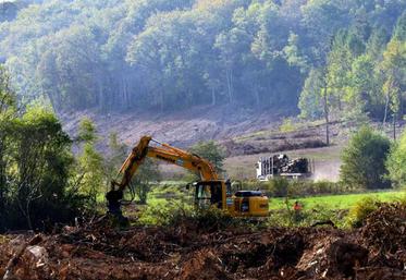 Un engin de chantier déployé sur la zone humide du Testet (Tarn), où doit être construit le barrage de Sivens.