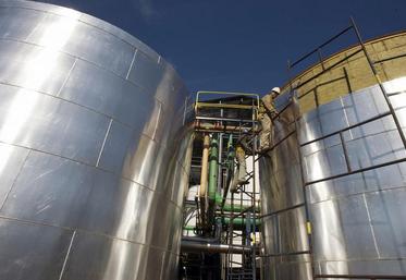 Cuves de stockage de bioéthanol dans une sucrerie.