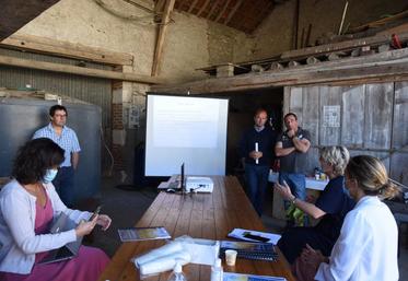 La FNSEA du Loiret a organisé une visite parlementaire sur l'exploitation de Frédéric Gond afin d'échanger sur les pratiques, enjeux et difficultés de la profession agricole.