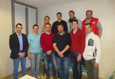 - 1er rang de gauche à droite : Maxime Buizard-Blondeau (responsable Installation), Anthony Paris (trésorier), Baptiste Menon (président), Florent Guilloteau (SG), Alexandre Deneau (responsable Grandes Cultures), Nicolas Petit (SGA).
- 2ème rang : Marie Leguay (trésorière adjointe), Sébastien Piedallu (SGA), Cédric Boussin (Vice président) et Nicolas Tripot-Fouteau (responsable élevage).
Kévin Verkest, absent sur la photo, complète le Bureau.