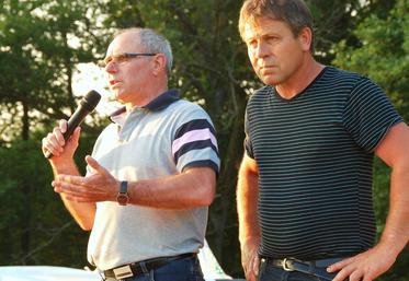 « Personne n’est à l’abri », relevait en juin dernier le président de la FDSEA d’Eure-et-Loir Jean-Michel Gouache (à g.) aux côtés de Pascal Trécul (à d.) lors d’un pique-nique de soutien. Désormais, l’affaire est entendue : Pascal Trécul et sa 
