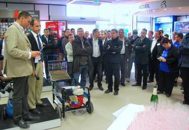 Le 4 juin, à Fresnay-le-Comte. Vincent Ortiou et Mathieu Bourgeot, tout deux directeurs généraux au groupe Lecoq, ont inauguré les nouveaux locaux de la concession.