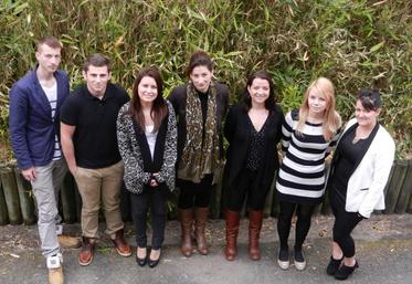 Les jeunes, entourés de leur formatrice, visent le podium.