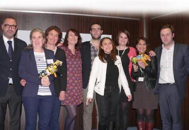 Les lauréats autour de Carine Abecassis, Présidente du SYRPA.