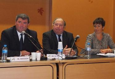 Michel Jau, préfet du Loiret, au centre, assistait aux travaux. À gauche, Michel Masson et, à droite, Simone Saillant.