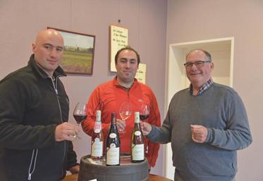 Le 2 mars, à Briare. Xavier et Damien Poupat, aux côtés de leur père Philippe, célèbrent leur médaille.