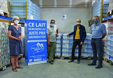Le 1er juillet, à Ingré. Les représentants de l'APLBC et de la Laiterie de Saint-Denis-de-l'Hôtel ont livré dix-huit palettes de lait aux Restos du coeur.
