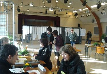 Les candidats rencontrent les recruteurs.