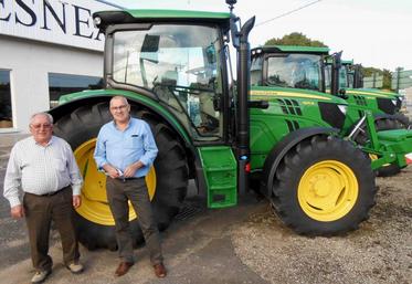 Jean Chesneau, à gauche, et son fils Servais, qui a pris la succession à la tête de l’entreprise en 1998.