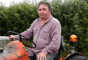 Le président de l'association prépare du purin d'orties.