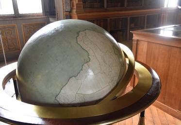 Le globe terrestre de Napoléon Ier a retrouvé sa place au sein de la Galerie de Diane.