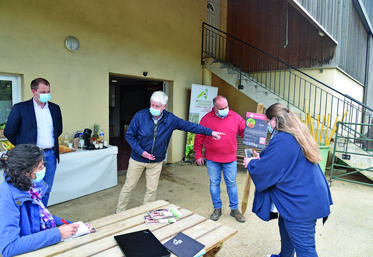 La Queue-en-Brie (Val-de-Marne), vendredi 21 mai. À l’occasion du lancement de la carte interactive des producteurs et de leurs points de vente en Île-de-France, les exploitants des Vergers de Champlain ont présenté leur activité, les panneaux sur les cultures de la cueillette, ainsi que le fonctionnement du QR code, qui permet d’obtenir des informations complémentaires.