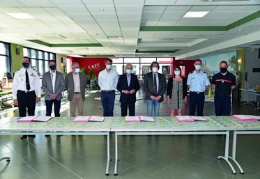 Melun, lundi 31 mai. Le colonel Dominique Guilhem (à g.) aux côtés des signataires, à savoir, le président de la FDSEA	77, Cyrille Milard, le représentant de la chambre d’Agriculture, Christophe Lerebour, le président des JA	77, Arthur Courtier, le président de l’Union des maires et des EPCI, Guy Geoffroy, le représentant des maires ruraux, Yannick Guillo, et la présidente du conseil d’administration du Sdis77, Isoline Garreau.