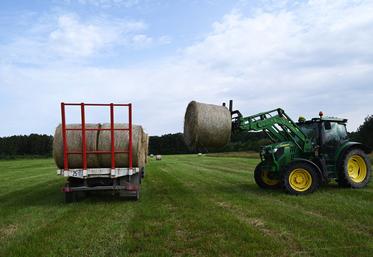 Mercredi 16 juin, à Huisseau-sur-Cosson. Vincent da Silva s'affairait à rentrer les ballots de foin avant les orages.