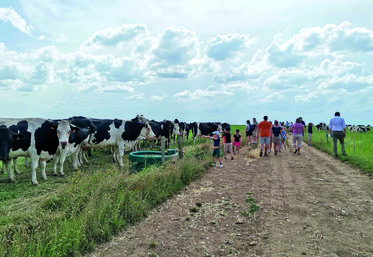 En partance de la Cuma du Ronceau, le grand public pouvait participer à une randonnée. Les marcheurs ont ainsi pu découvrir du matériel agricole, les cultures, un atelier de transformation de yaourt, rencontrer un apiculteur, un conseiller Semae (interprofession des semences et plants) et un éleveur de vaches laitières.