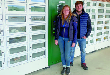 Installé en octobre dernier sur le bord de la RN 154, le distributeur automatique de produits frais, fermiers et locaux de Marine Godillon et Aymeric Perot, attire beaucoup de monde.