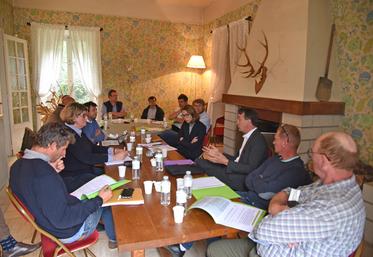 Aubepierre-Ozouer-le-Repos, mardi 22 juin. La rencontre avec le député Sempastous a permis des échanges directs sur le projet de loi d'urgence de régulation de l’accès au foncier à travers des sociétés.