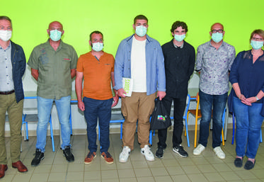 Le 1er juillet, à Sours. Encadrés par la direction de l'Eplefpa, leurs professeur et maîtres de stage, Anthony Merland (au c.) et Florentin Brochard (3e à d.), ont remporté le concours régional de reconnaissance des végétaux.